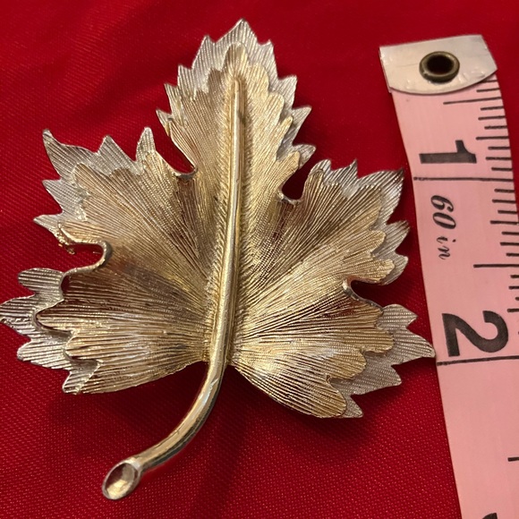 Sarah Coventry Maple Leaf Pin - Picture 4 of 4